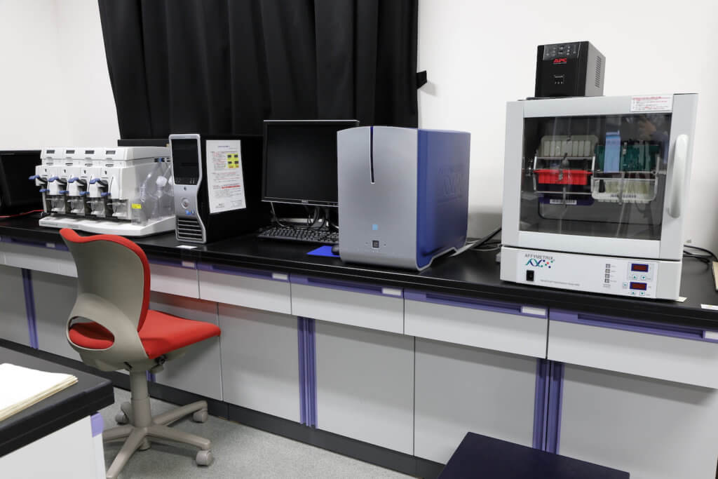 DNAマイクロアレイシステム　GeneChip Hybridization Oven 645/Fluidics Station 450/Scanner 3000 （Affymetrix）